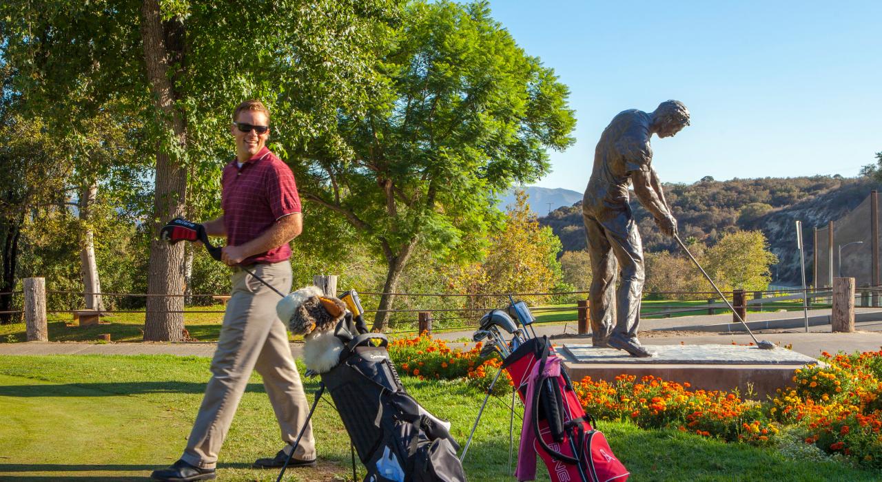 在 DeBell Golf Club 高尔夫俱乐部挥杆