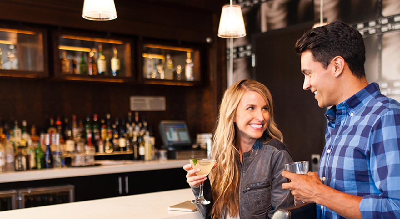 在伯班克众多时髦酒吧中享用鸡尾酒