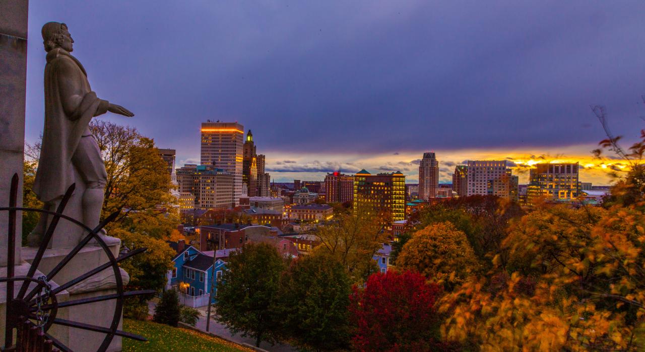 秋天日落时的天际线