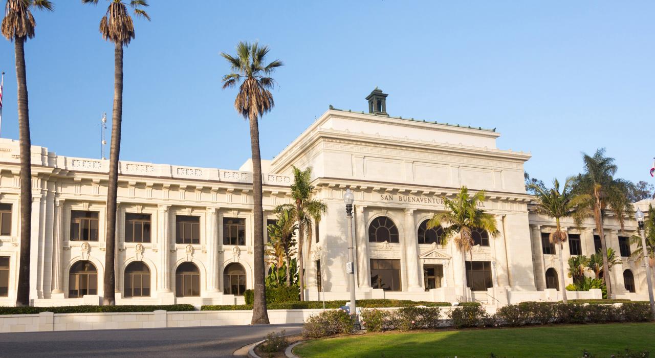 始建于 1912 年的圣布埃纳文图拉市政厅（美国国家历史名胜）