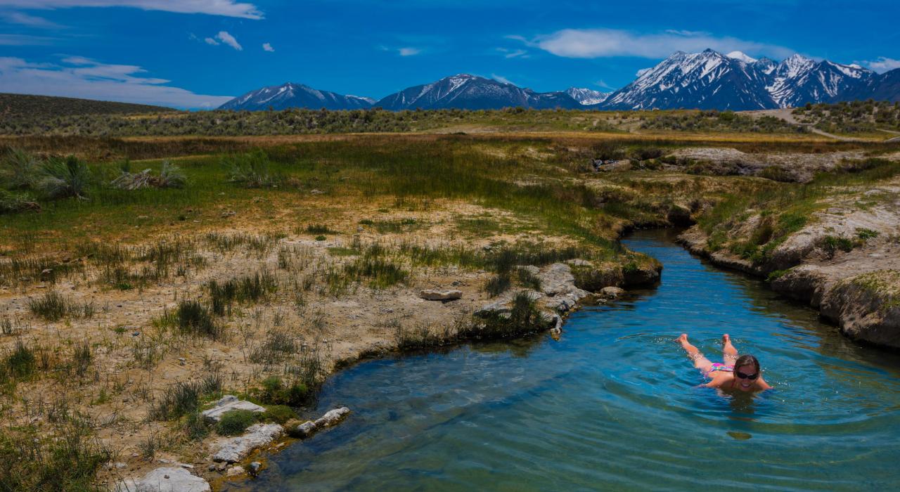 在 Long Valley Caldera 长谷火山口的热地温泉游泳