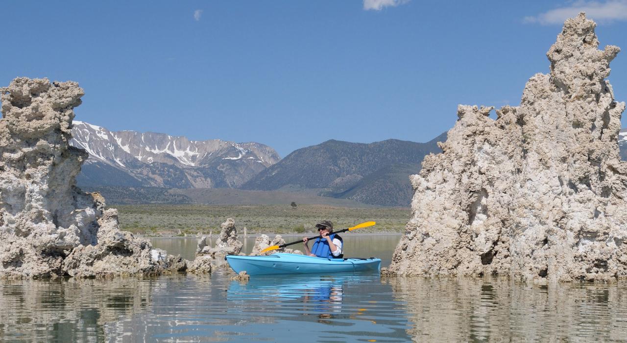 乘船在莫诺湖石灰华岩柱间穿梭