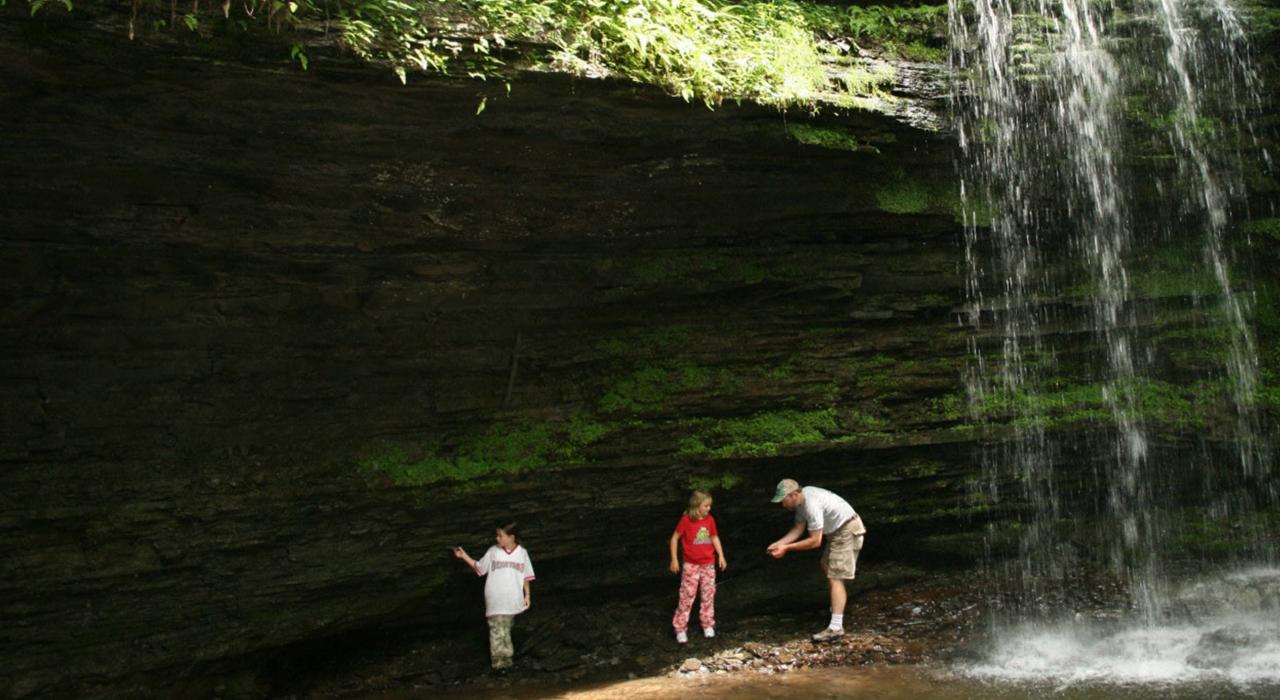 在宾夕法尼亚州的潺潺瀑布下寻找石头