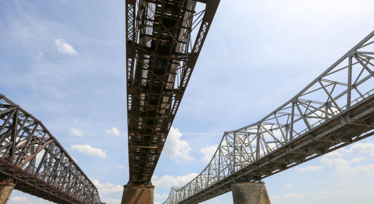 田纳西州孟菲斯密西西比河上的一座大桥