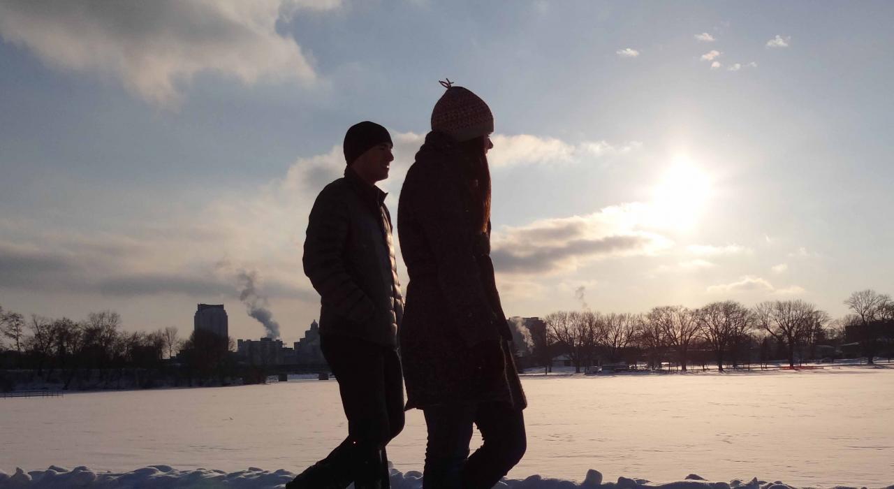 在银湖周围进行冬日漫步