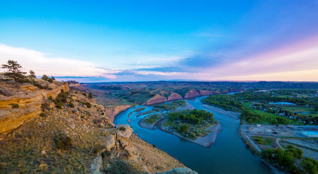 徒步美景：蓝色和紫色色调的比林斯