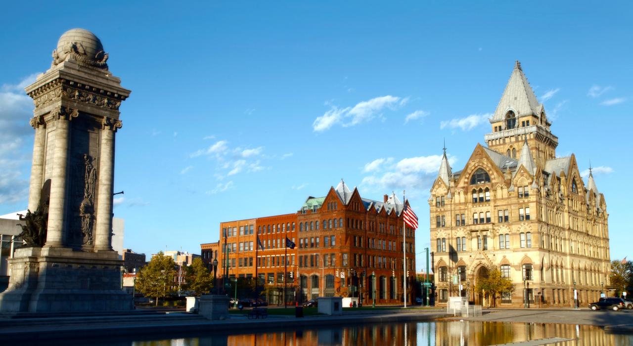 坐落着海陆军人纪念碑和雪城储蓄银行的克林顿广场