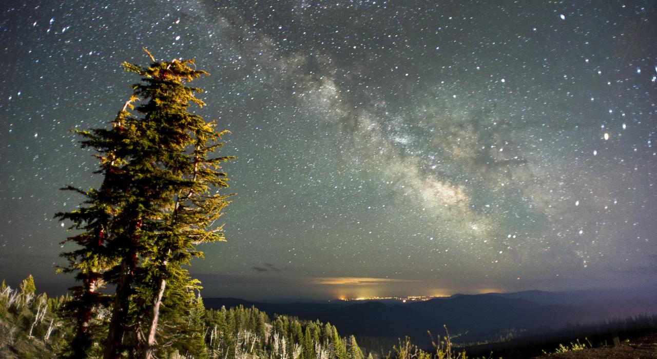 银河点亮了小镇夜空