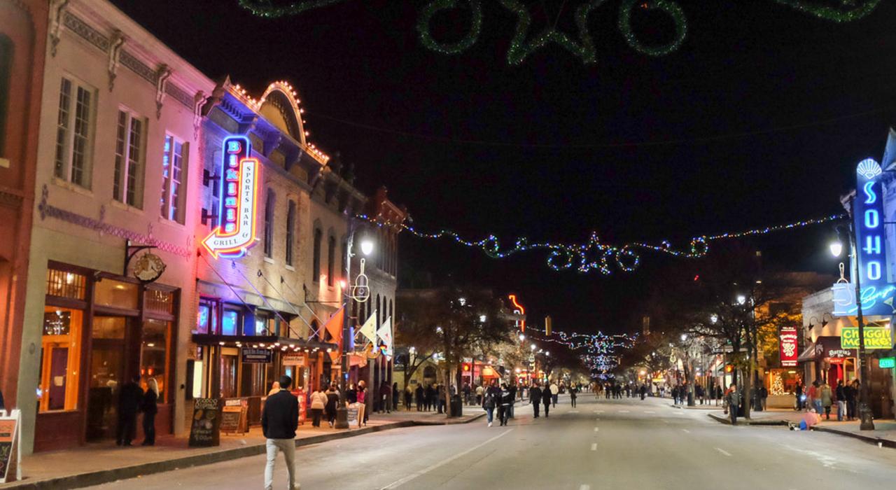 市中心娱乐区第六街的霓虹灯