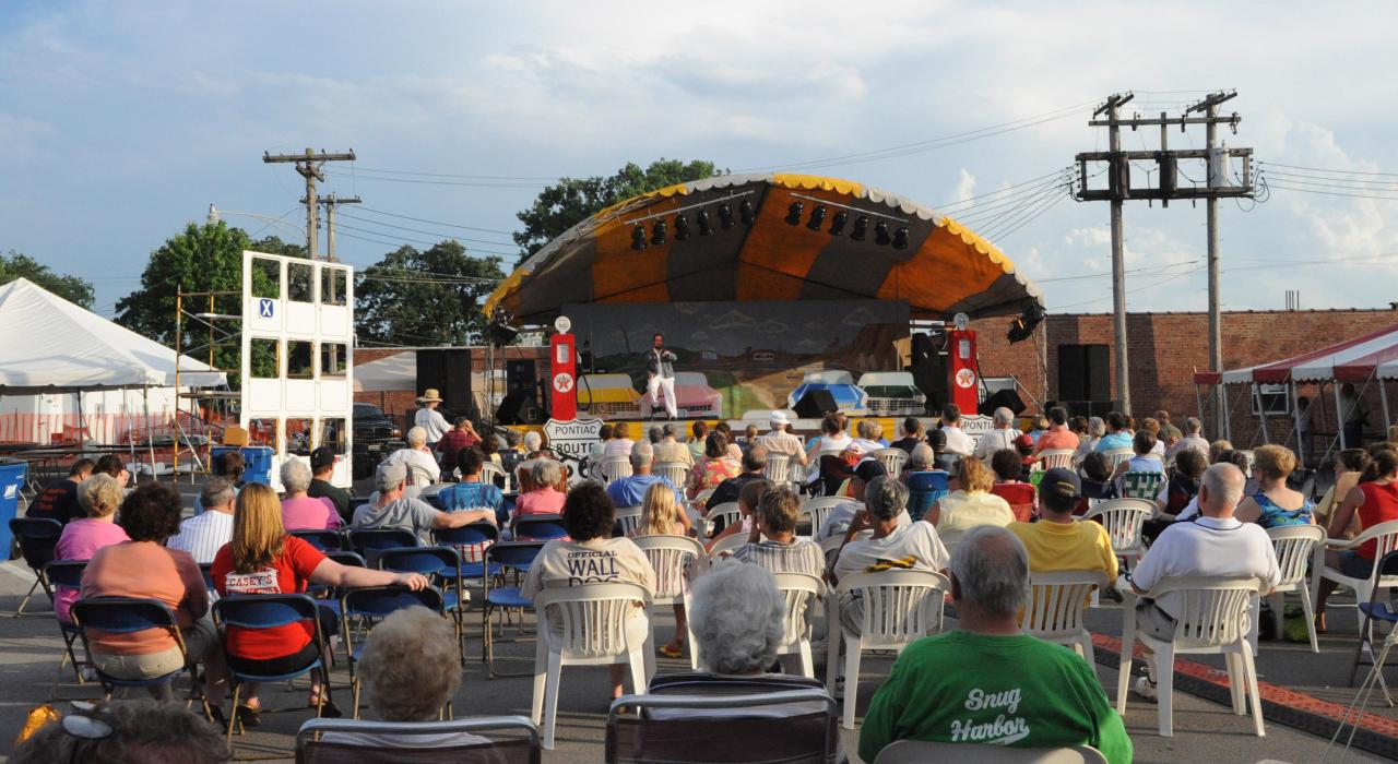 Live outdoor entertainment along Route 66