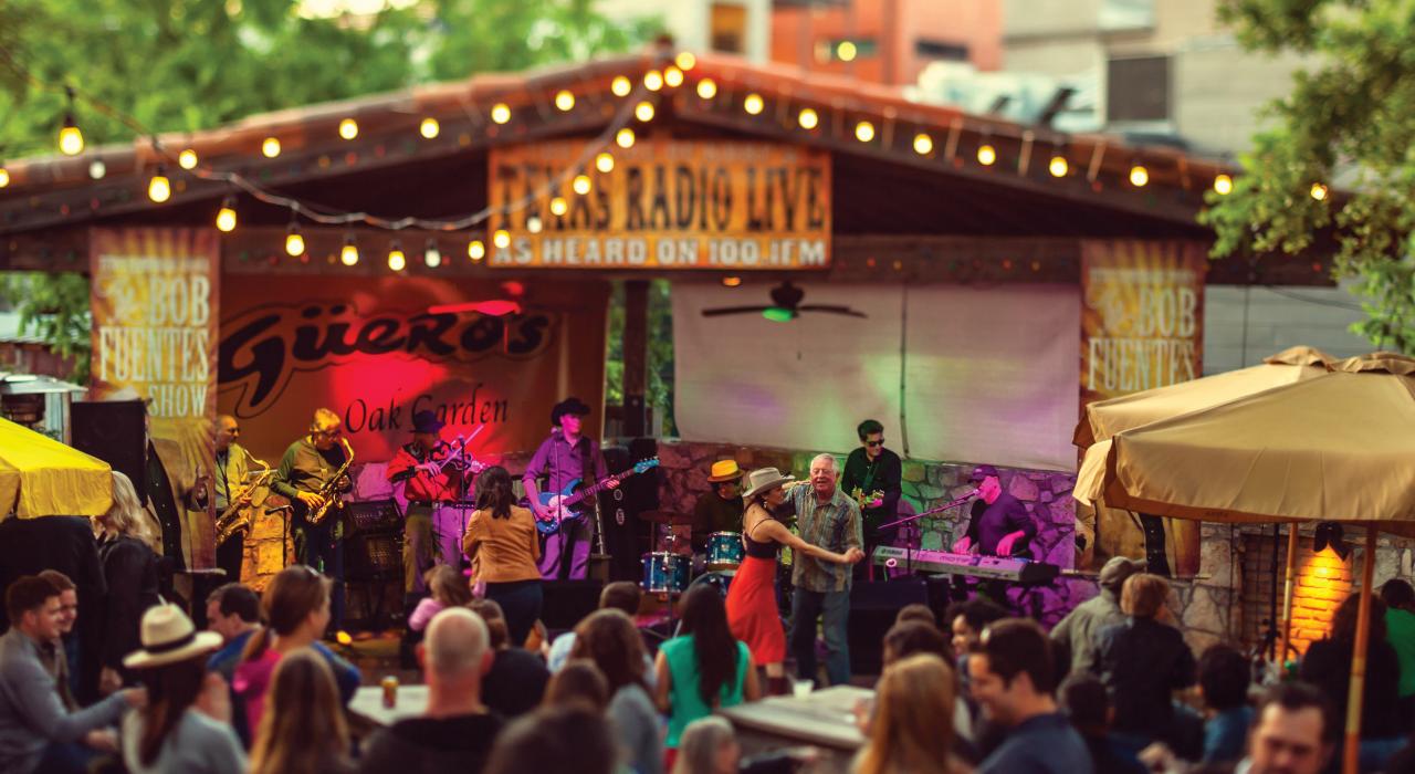 Guero's Taco Bar and Oak Garden 餐厅的现场音乐和舞蹈表演