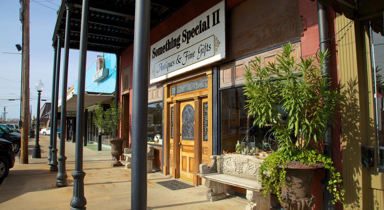 Antique Alley 一家商店的特色古董和精美礼品