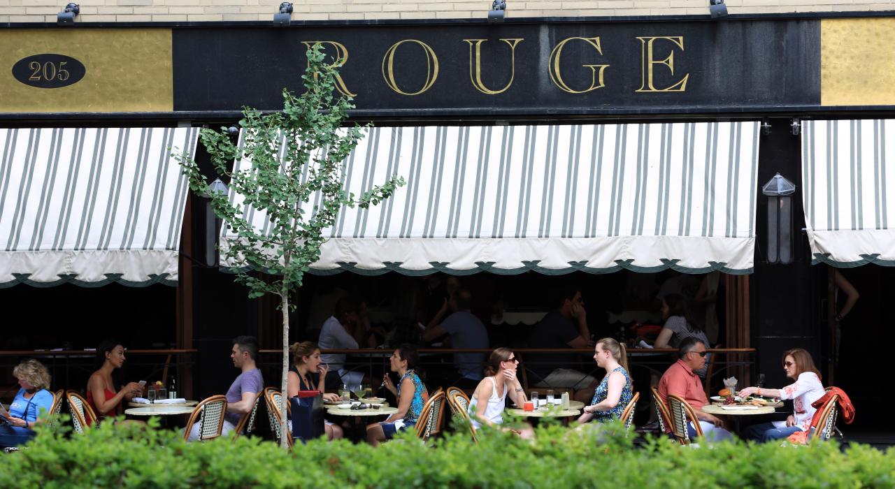 Rouge 餐厅的经典菜肴与人行道旁的座位