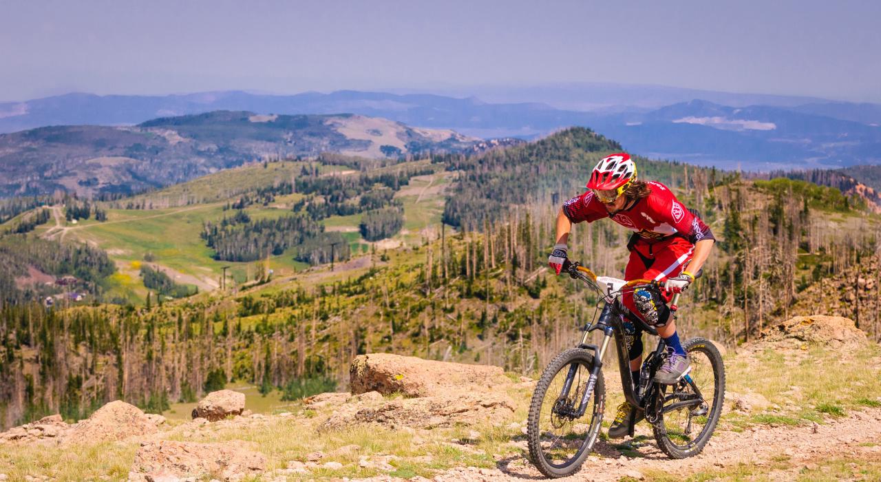 在布赖恩峰度假村骑山地自行车