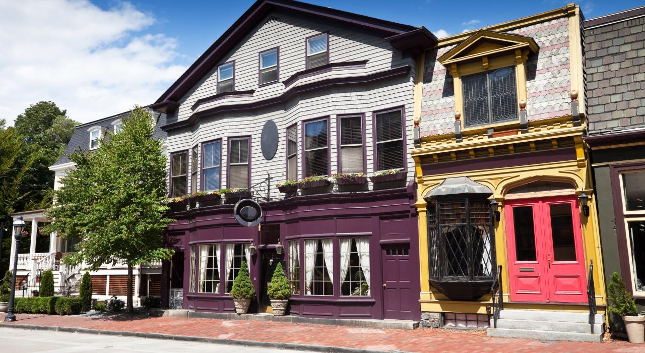 住宅区内的房屋颜色缤纷多彩