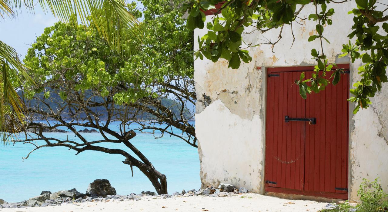 伫立在清澈碧海旁的独屋