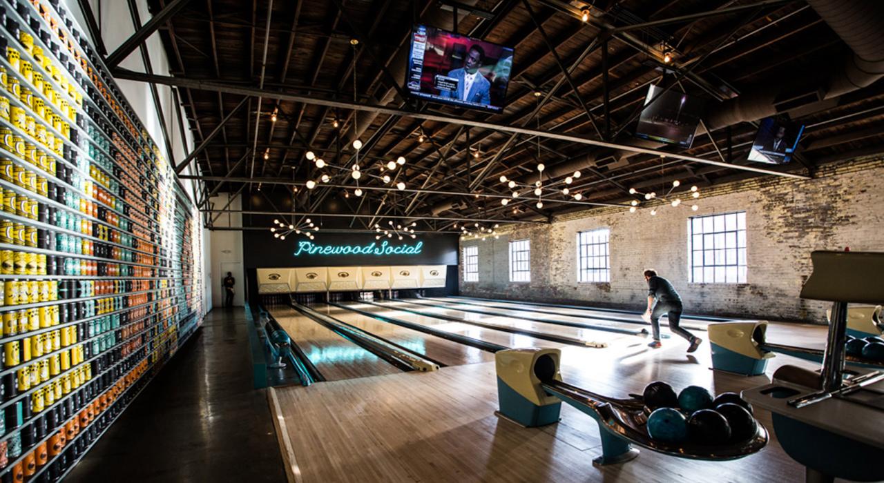 Pinewood Social 的工业风室内设计和复古保龄球道