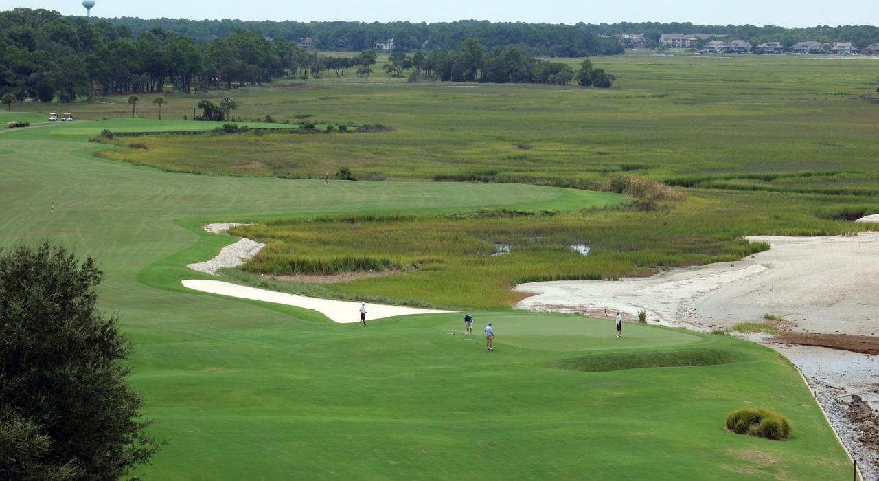 从众多顶级高尔夫球场中择一前往，在球场上一展身手