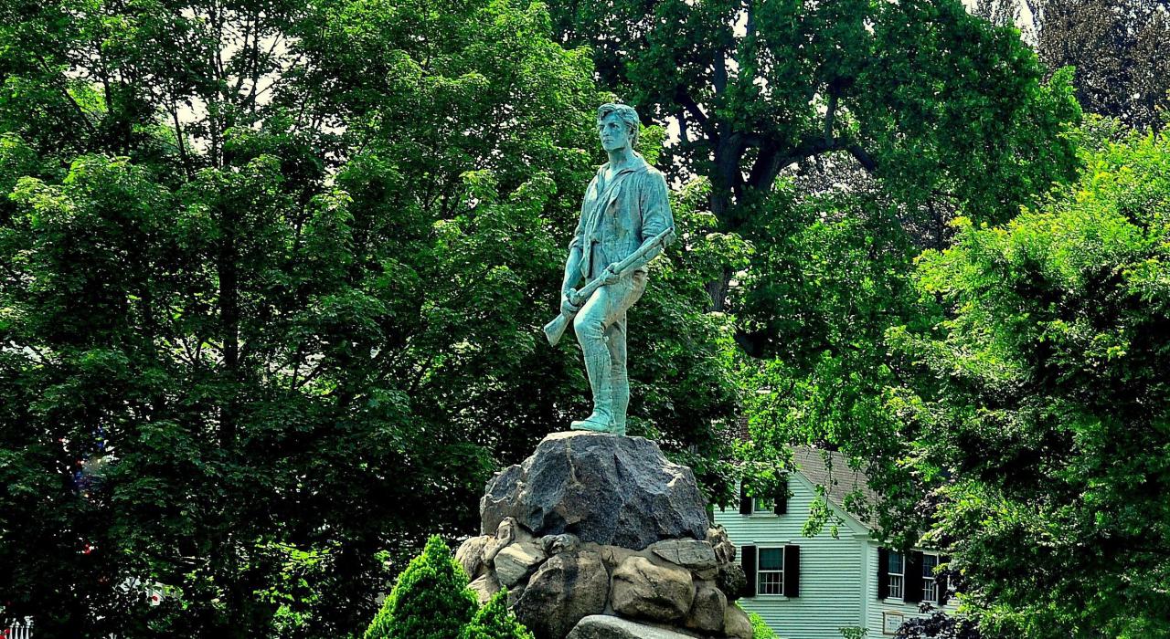 约翰·帕克上尉的雕像矗立在美国独立战争开始的地方