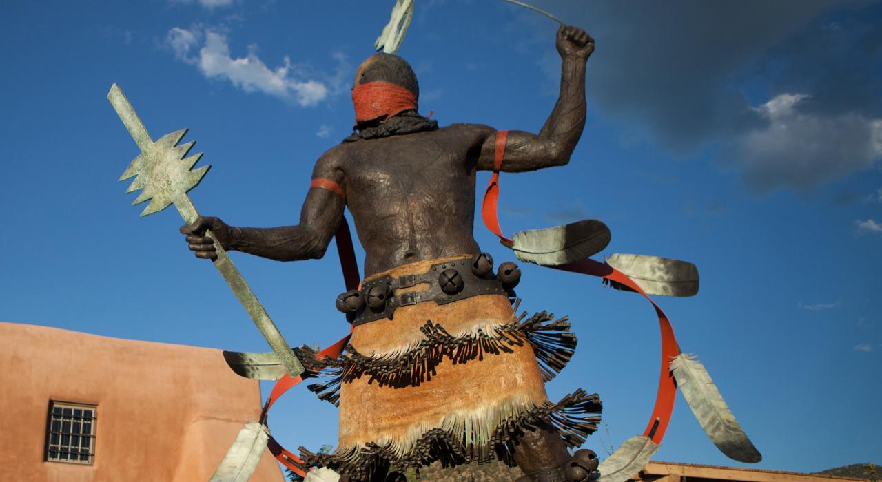 新墨西哥博物馆的阿帕切族山灵舞者雕像