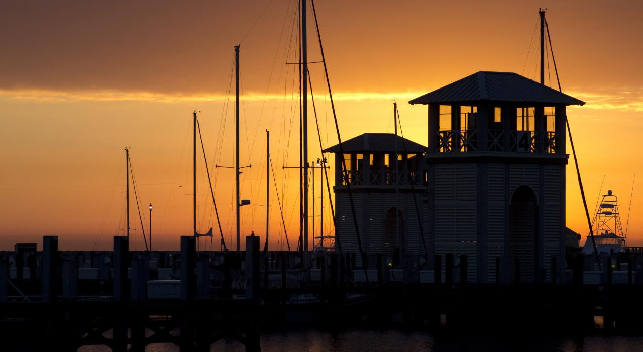 太阳升起时格尔夫波特码头的轮廓