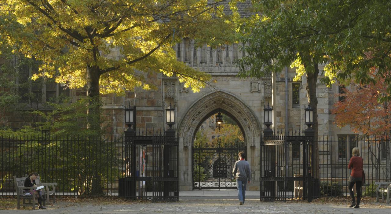 在建于 1701 年、常春藤联盟研究型大学耶鲁大学的校园内