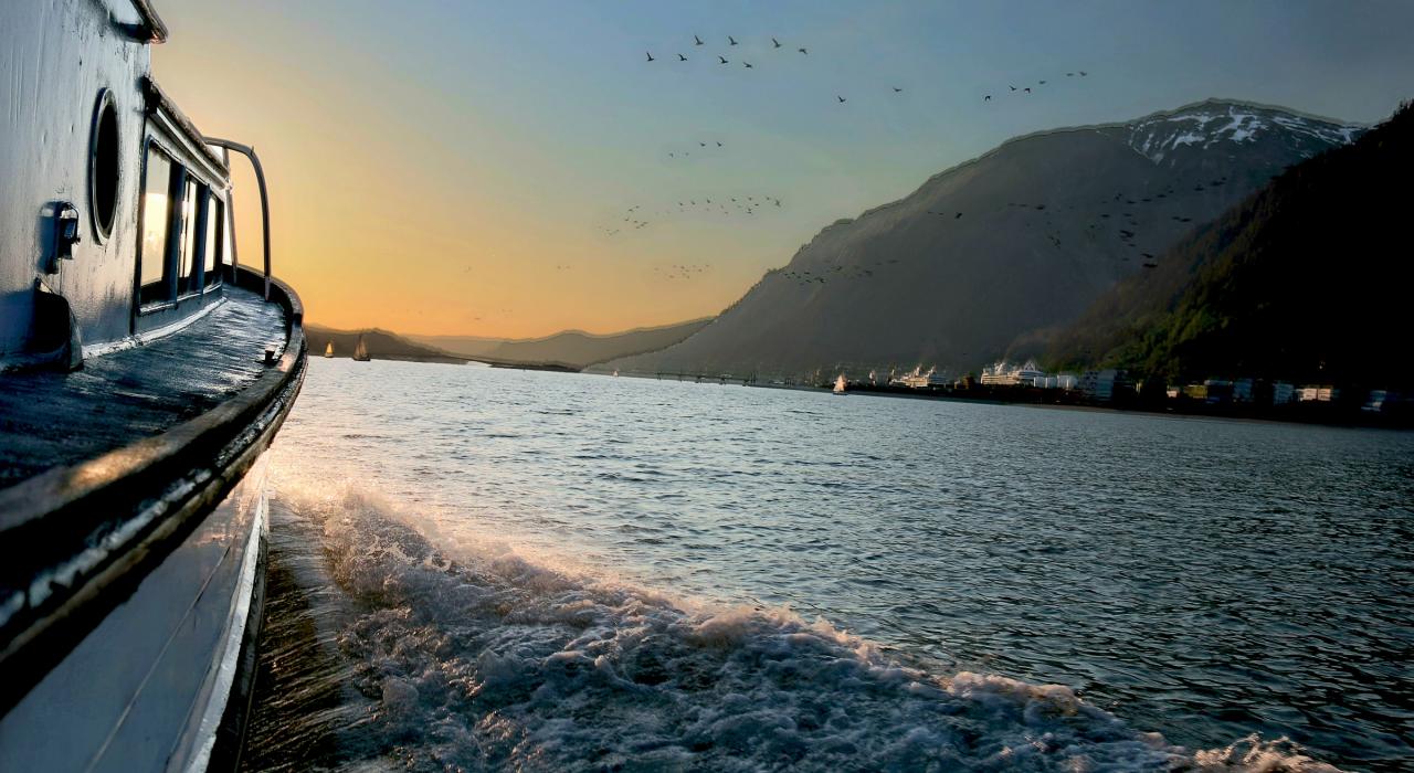 日落时沿海岸线乘船观光