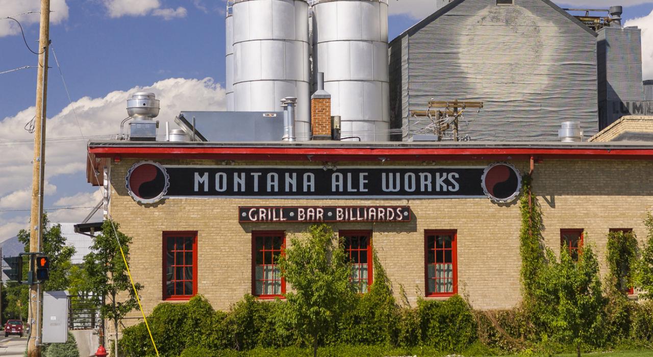 在谷仓的衬托之下显得有些矮小的 Montana Ale Works 啤酒厂