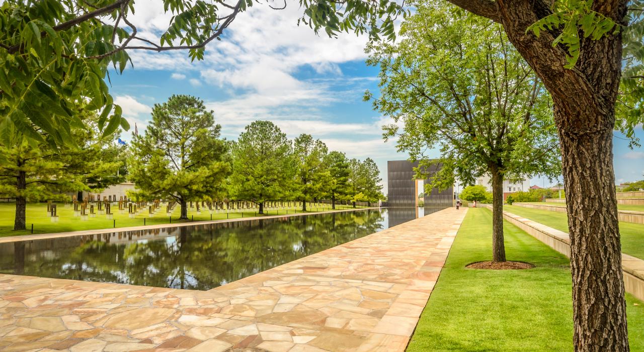 沉思俄克拉荷马城国家纪念公园的象征意义