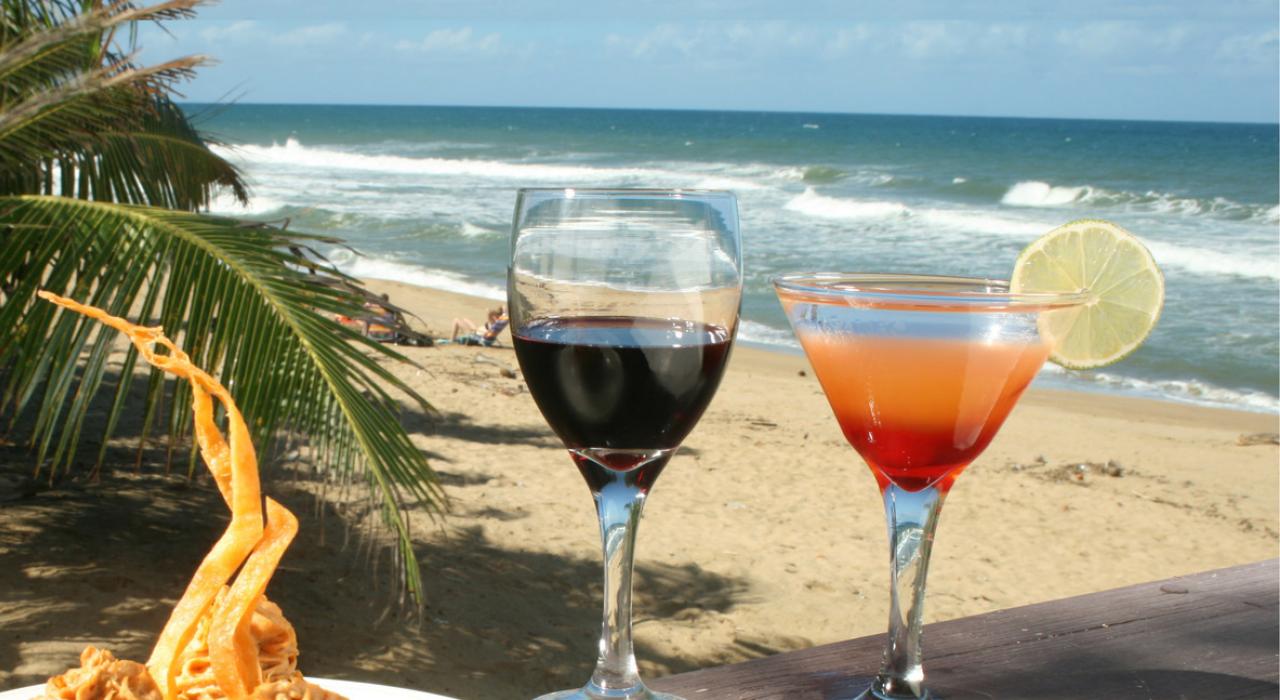 在海边用餐，享受 Tamboo Restaurant 餐厅美味的餐食饮品