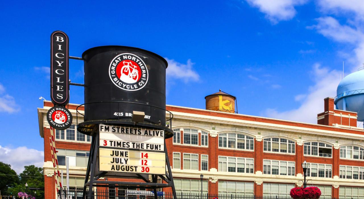 法戈穆尔黑德综合建筑前的老铁路水塔