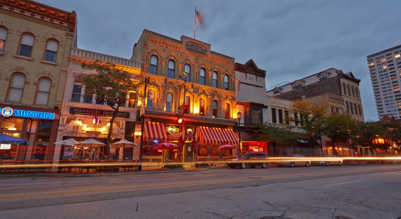 第三大街上的老派酒吧与旅馆