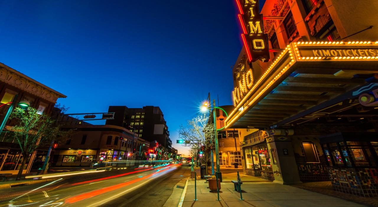 KiMo 剧院明亮的灯光照亮了市中心的中心大道