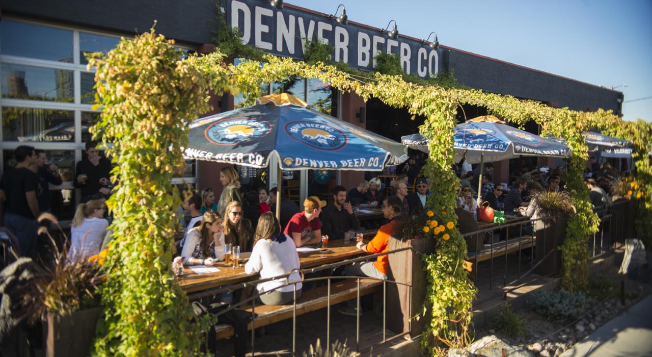 在丹佛啤酒公司享用丹佛的招牌手工精酿啤酒