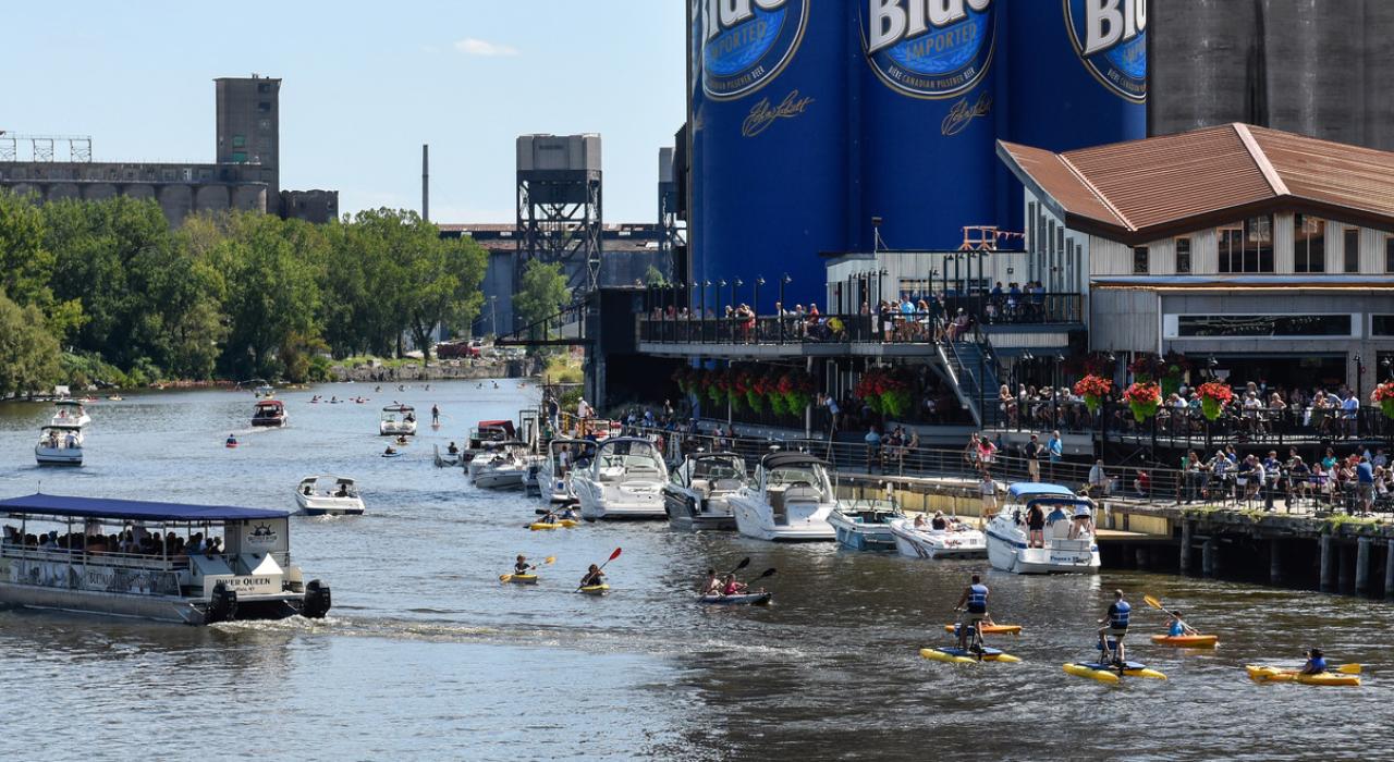 RiverWorks 娱乐中心外的水面上充满了热闹的活动