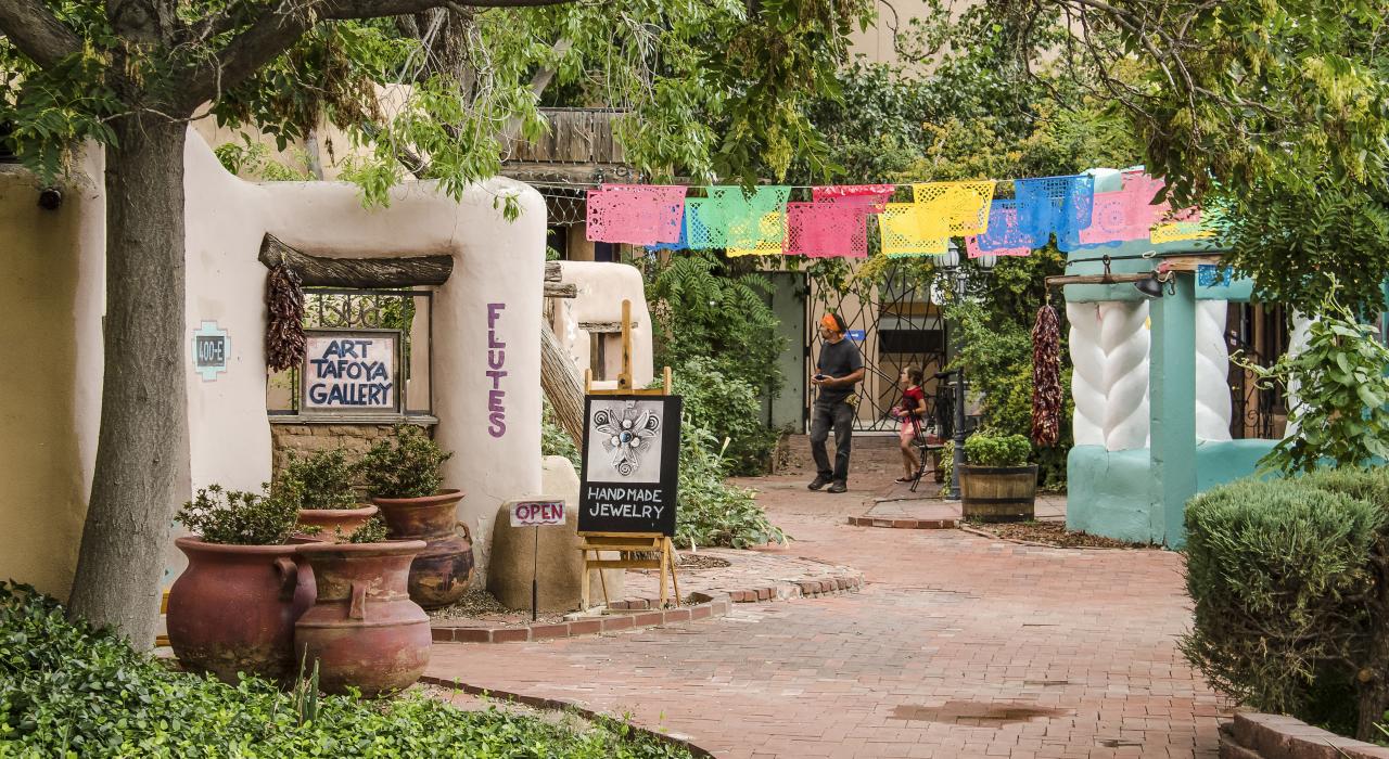 在古朴的老城广场享受一日时光