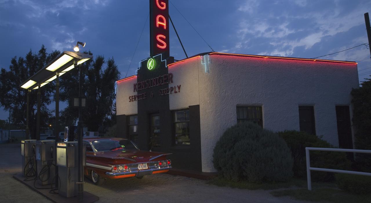 停在林肯公路旁一个老加油站里的老式轿车