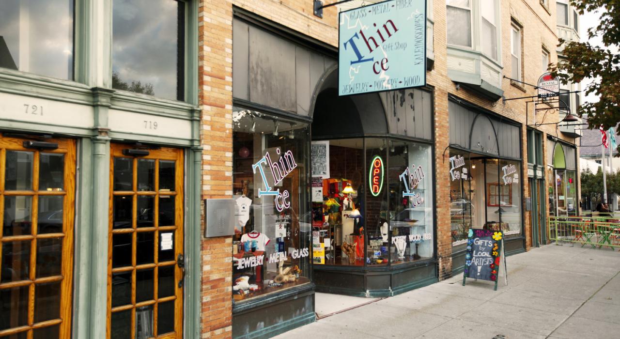 엘름우드 빌리지의 상점