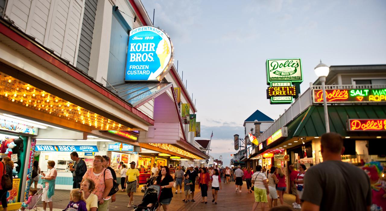 人气十足的木板路两旁是各种商店和餐厅