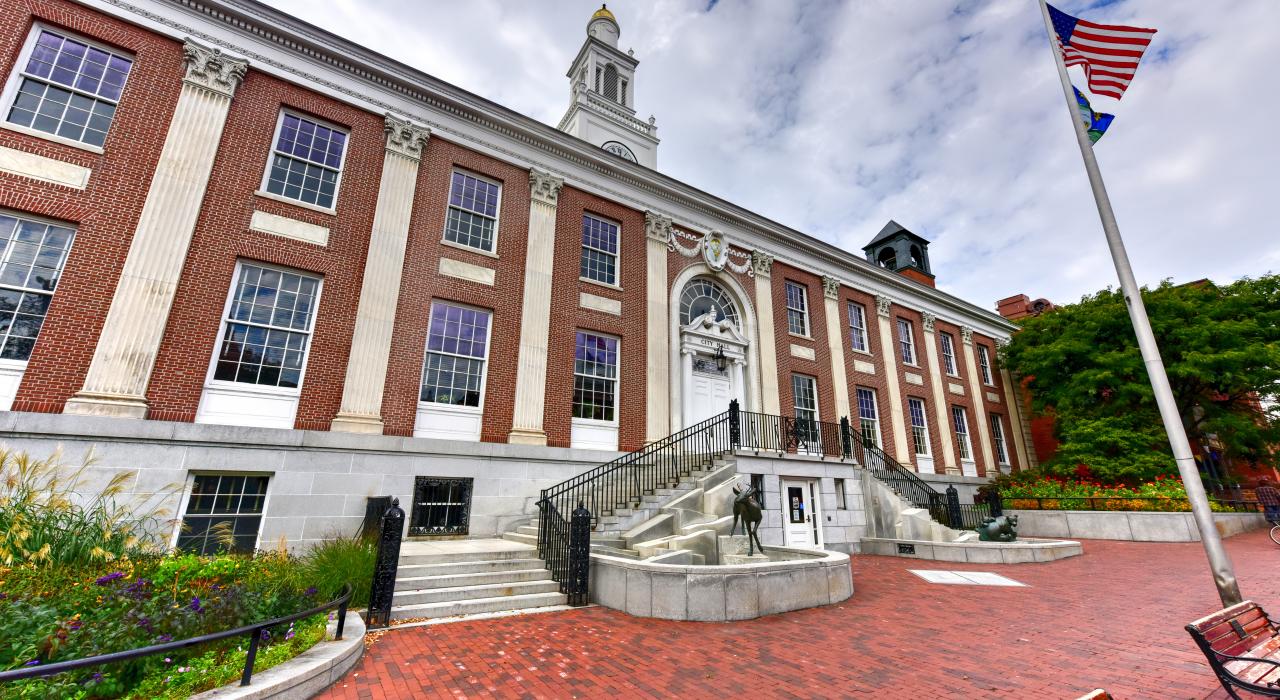 位于教堂和主干道交叉点的市政厅