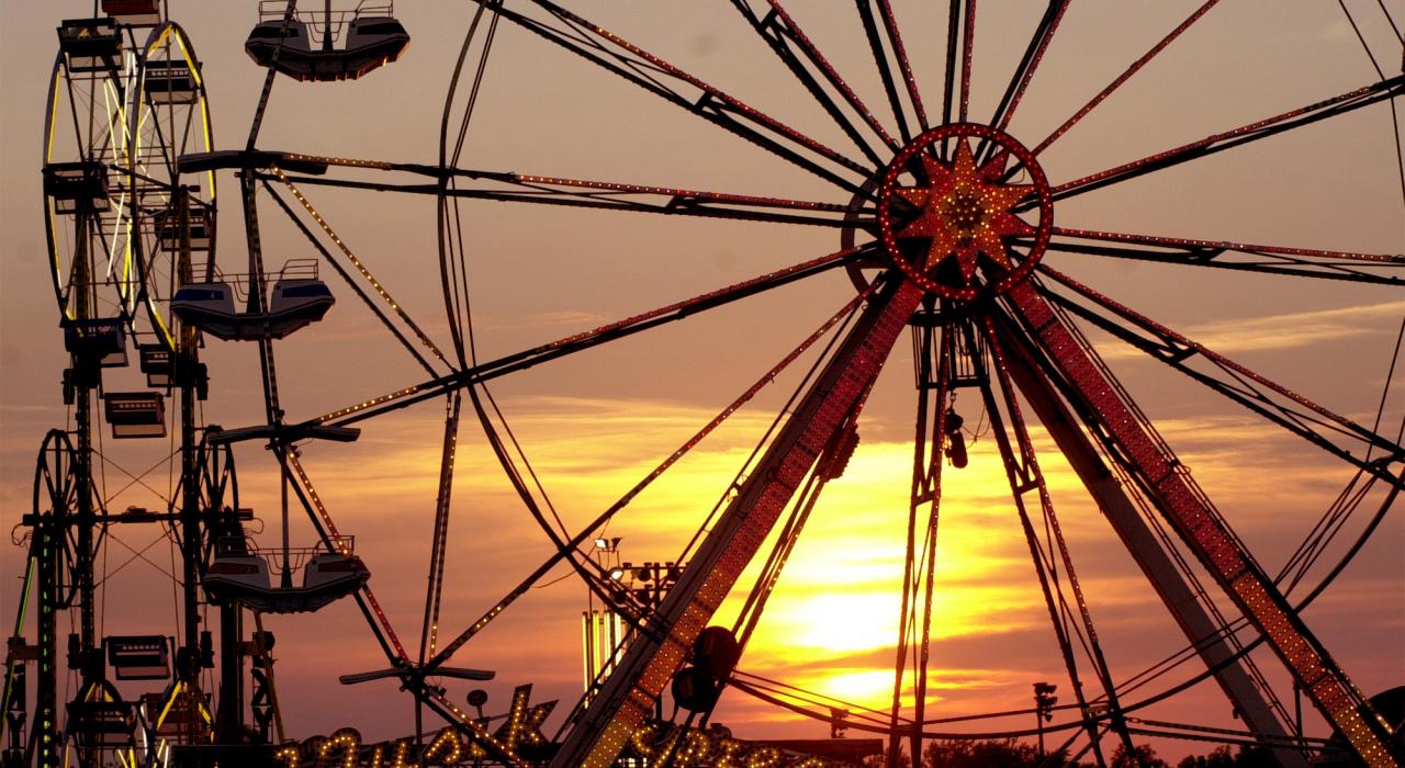 热闹的爱荷华州博览会上旋转的摩天轮