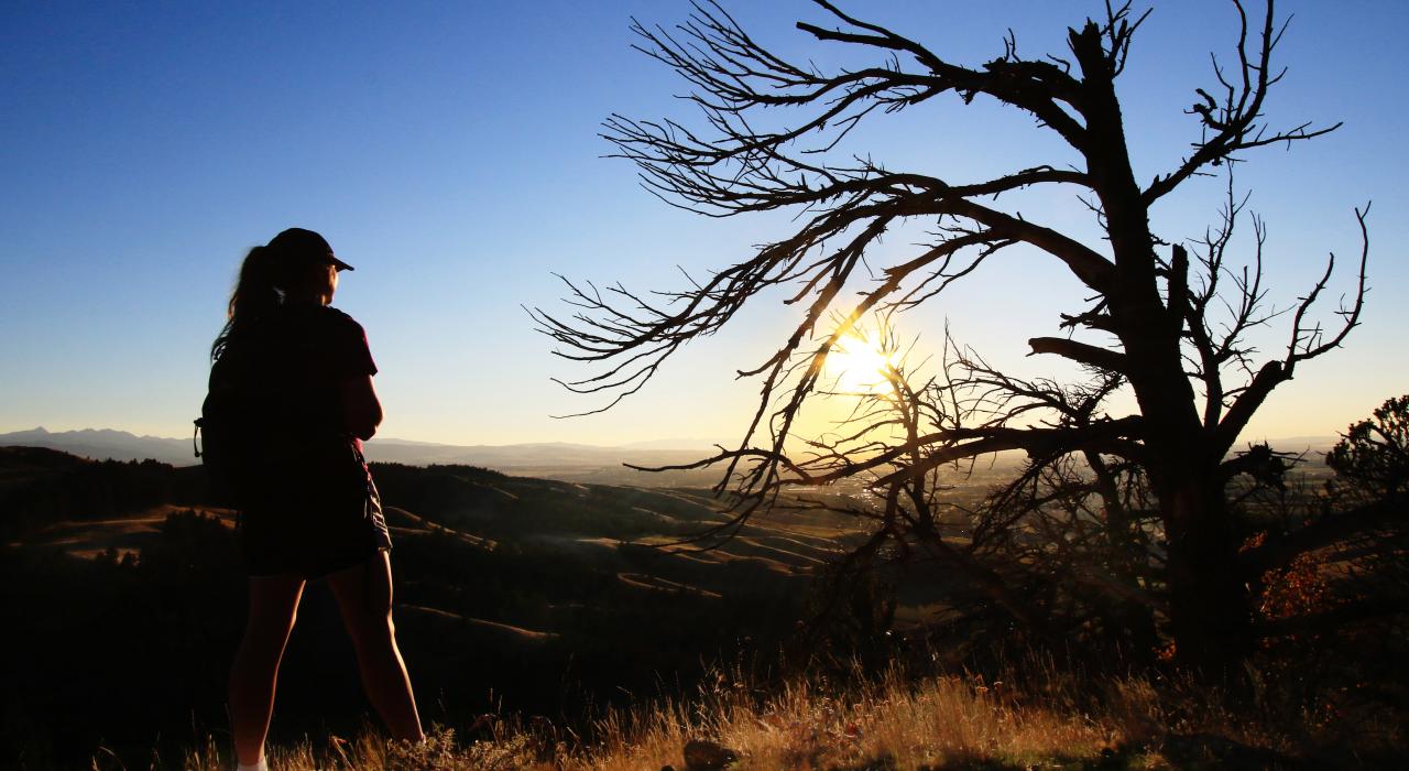 在日落时分徒步至 Drinking Horse Mountain 山山顶