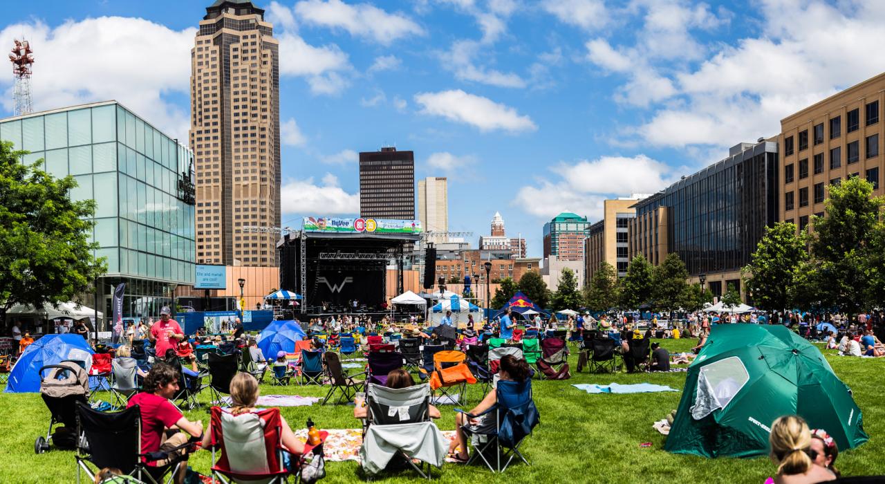 80/35 音乐节主舞台边的人群