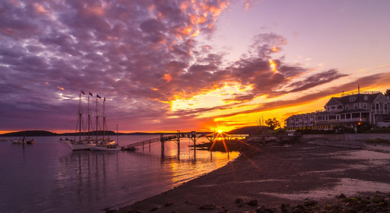 沐浴在秋日晨光下的汽车旅馆和 Mary Todd 号船