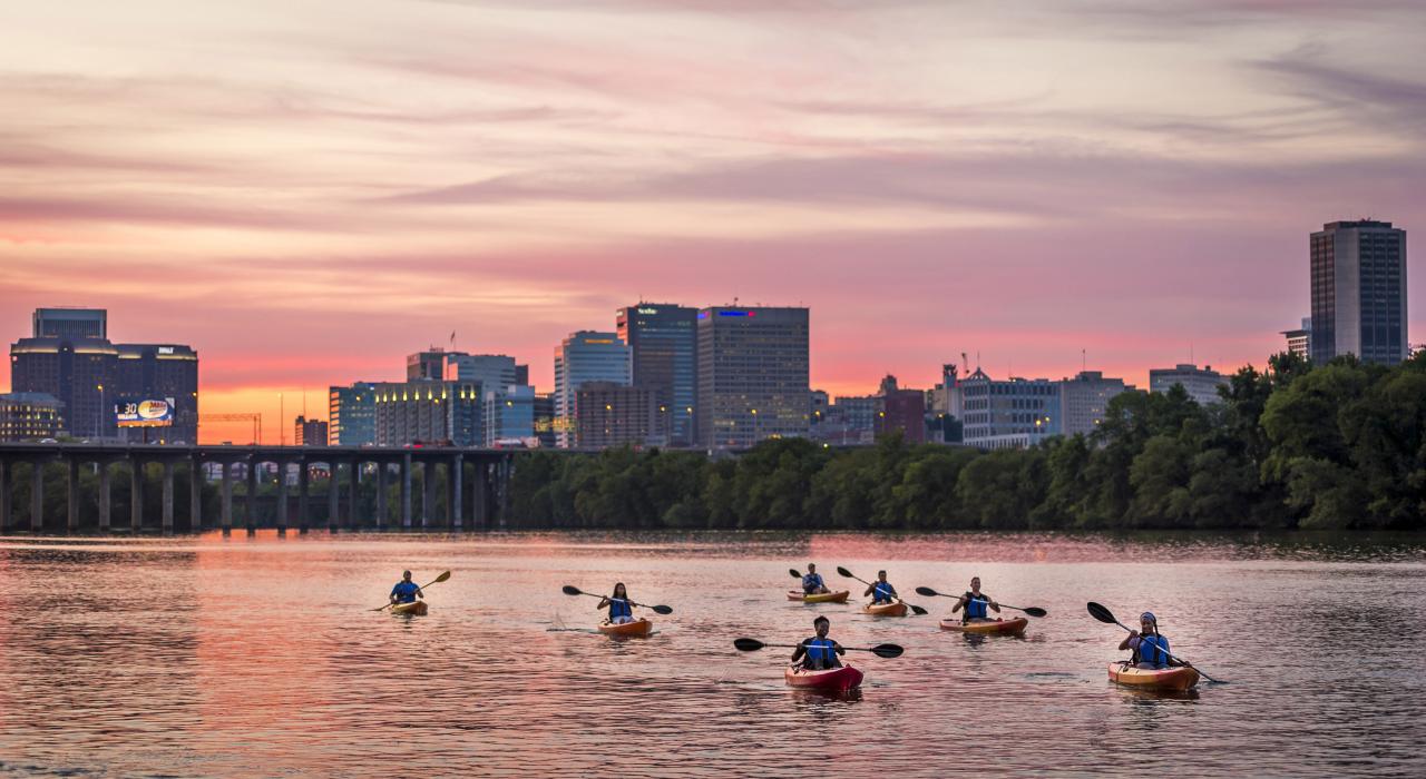 在詹姆斯河上划皮划艇
