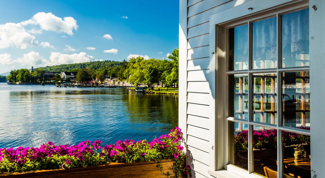 从梅勒迪斯的湖滨别墅一眼望去如画的景色