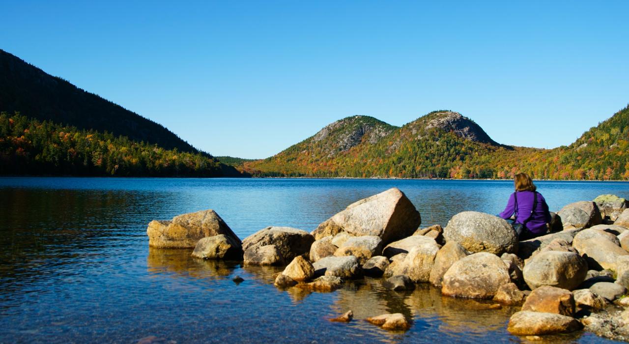 坐在阿卡迪亚国家公园的 Jordan Pond 湖边沉思