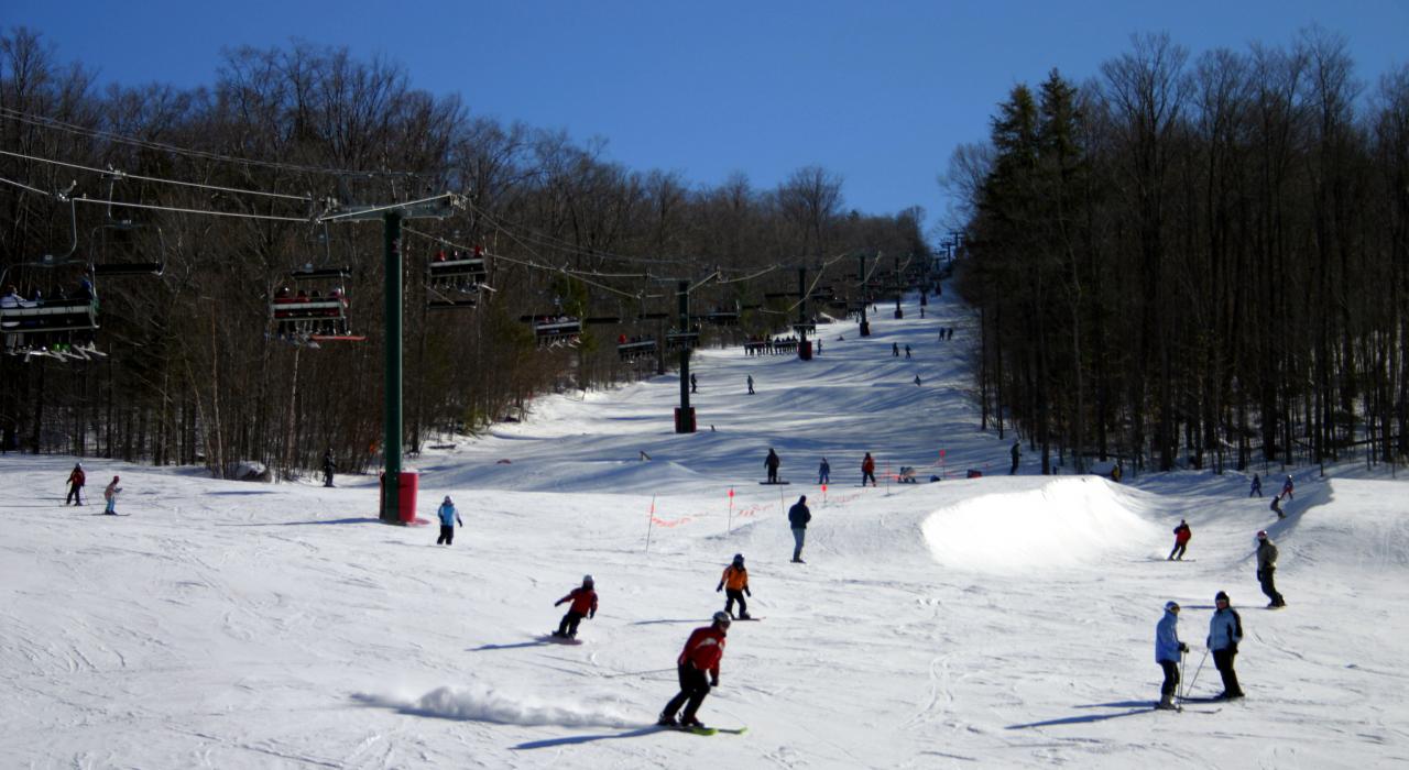 在林肯市的卢恩山滑雪场滑雪