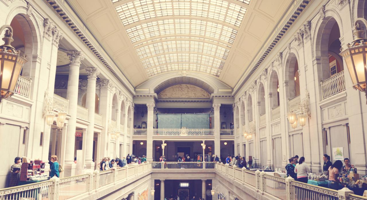 哈特福德市政厅，一座建于 1915 年的法国古典建筑风格玻璃屋顶建筑