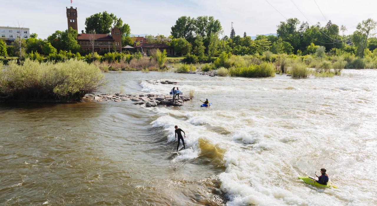 Practicando surf y kayak en la ola artificial Brennan’s Wave en Clark Fork River